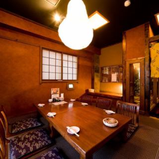 這是一個受歡迎的私人房間，帶有榻榻米房間。與桌子空間相比，您可以在舒適的氛圍中享受榻榻米房間的私人房間。