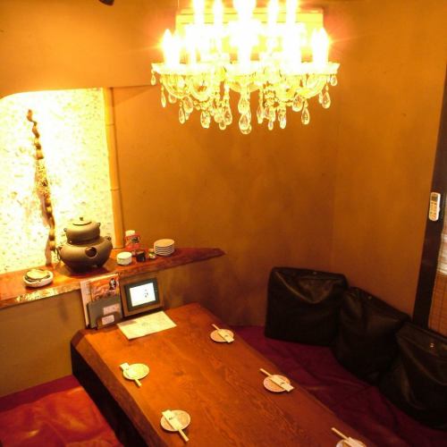 Very popular private room with chandelier
