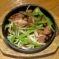 Grilled liver and chives on a hot plate