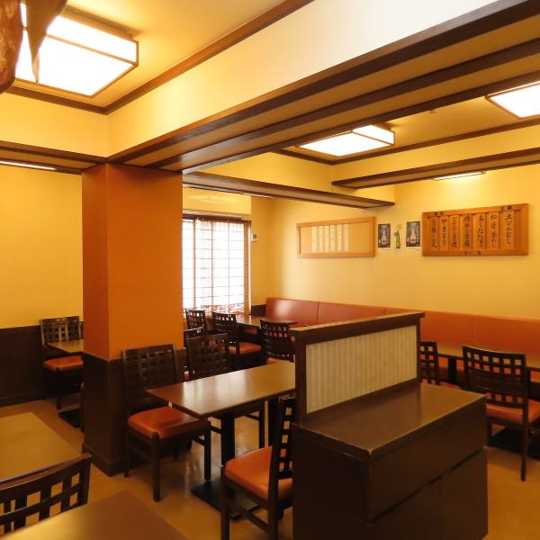 【多数のテーブル席】店内は昔ながらの雰囲気を残した清潔感のある空間です。店内は広く、テーブル席や座敷席など各種ご用意しております。ご夫婦や友人とゆっくりくつろぐ席はもちろん、仲間や家族でにぎやかに過ごせる席などバリエーションが多彩ですので皆様がご満足のいくお食事を楽しめます。