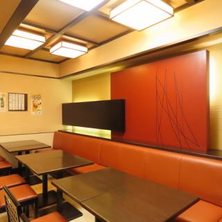 【1階、2階】ソファーシートでゆったりできるテーブル席