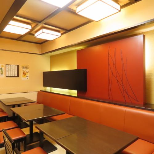 【1階、2階】ソファーシートでゆったりできるテーブル席