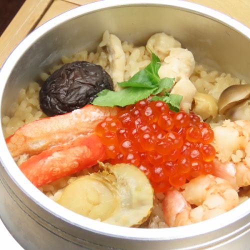 伝統の焼き方で調理される「元祖」釜めし