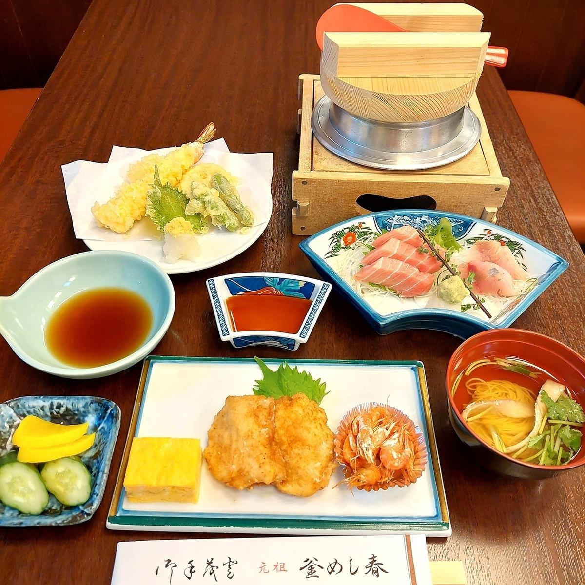 当店は釜めし発祥の店。大正13年創業の老舗です。浅草に来たら「元祖釜めし」をぜひ！