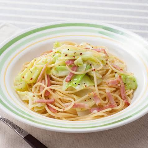 Anchovy pasta with bacon and cabbage