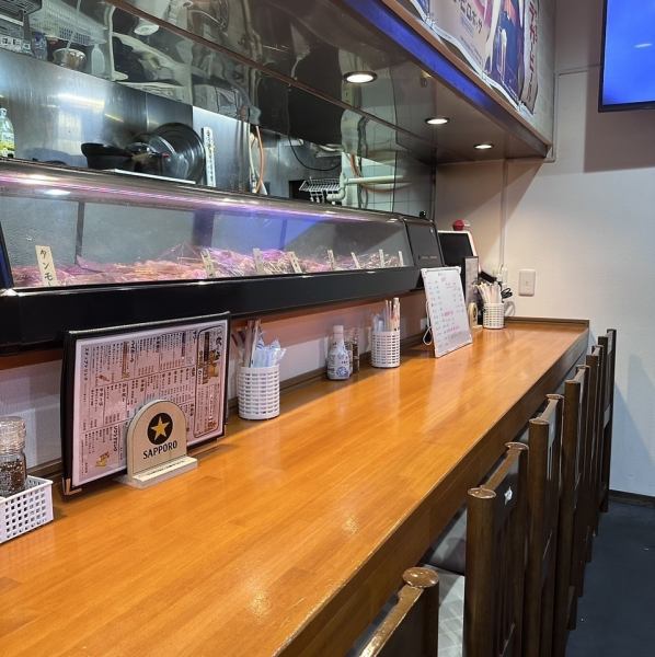 当店のカウンターは7席設けており、目の前で焼き上げる串焼きの様子を楽しむことができます。新鮮な素材が並ぶネタケースもあり、選ぶ楽しさも一緒に味わえます。シェフとの会話を楽しみながら、アツアツの串焼きを堪能してください。