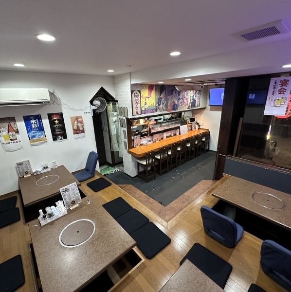 店内はオープンな造りで、6人席と4人席がそれぞれ2つあります。気軽に集まってワイワイ楽しむのに最適な空間です。友人や同僚との食事会や、特別な日のディナーにもご利用いただけます。