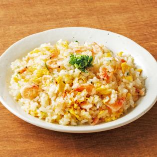 Fried rice with sakura shrimp and green onions and salt / Fried noodles with plenty of fried dumplings