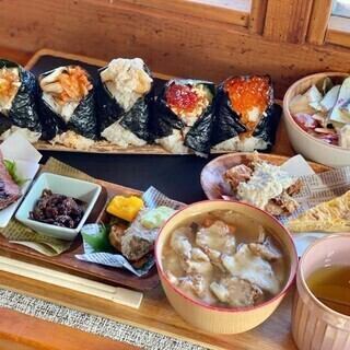 【包含 2 小时畅饮】豪华套餐，包含 Nagomi-ya 精心挑选的 6 种饭团、各种开胃菜和刺身，仅需 5,300 日元！