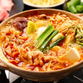 体が喜ぶ！濃厚な旨辛スープと具材のコクがたまらない、韓国を代表するキムチチゲ鍋