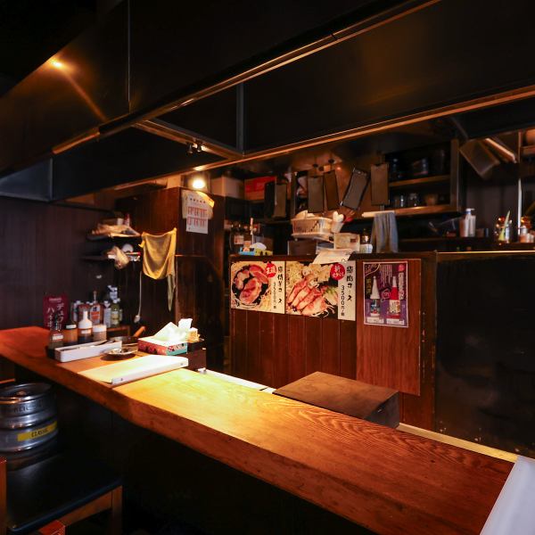 オープンカウンターが特徴の当店は、お一人様大歓迎です。気軽に立ち寄れる雰囲気の中で、スタッフとの会話を楽しみながら、こだわりの料理やドリンクをお楽しみいただけます。新しい出会いや会話を通じて、特別なひとときをお過ごしください。心温まるサービスでお待ちしております。ご来店を心よりお待ちしております!