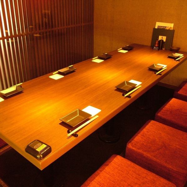 【仲の良いご友人・知人様とのお食事に最適な個室席】ゆったりお過ごし頂ける個室席を完備しており、広々とした空間でのお食事とお酒をお愉しみいただけます。お料理やお酒も豊富にご用意しておりますので、飲み会やお食事の席に最適です。
