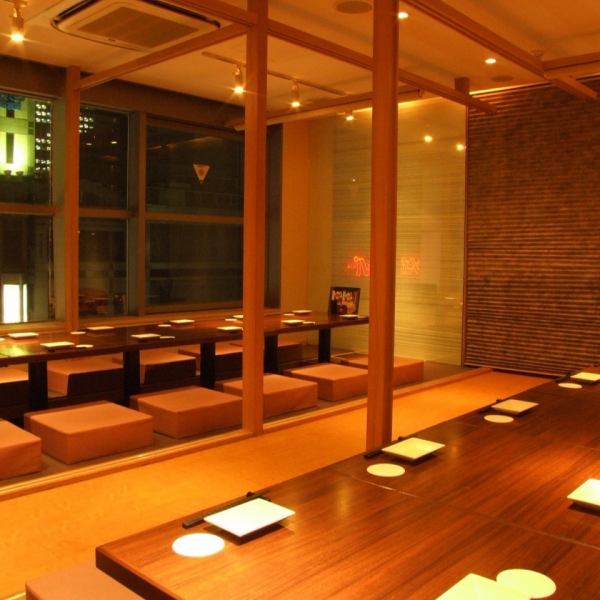 【個室完備】 ご宴会は『楽蔵うたげ 梅田店』にお任せください！大人数様向けの大型個室では、ゆったりとした楽しいひと時をお過ごしいただけます。中小規模のお食事にピッタリの個室もご用意しているので、ご家族でのご利用や仲間内の飲み会にも。