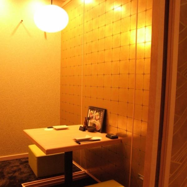 【デート・女子会にも】店内は和モダンでくつろげる空間。落ち着いた雰囲気の個室でゆったりとお過ごし頂けます。デートや記念日、接待などプライベートな飲み会にご利用ください。疲れた足を伸ばしながらお食事をお愉しみいただけます。