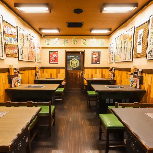 入口をくぐると、そこはまるで時間が止まったかのような昭和の空間。賑やかな話し声と、食欲をそそる香りが漂う店内は、気取らず、ありのままの自分でいられる居心地の良い雰囲気です。仕事帰りにふらっと立ち寄るもよし、家族や友人とワイワイ楽しむもよし。誰もが笑顔になれる、そんな大衆焼肉店です。