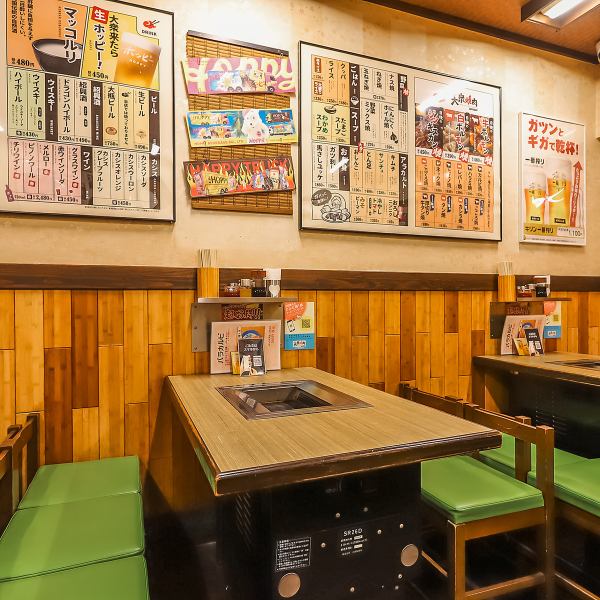 昭和の風情を感じるレトロな店内で、心ゆくまで焼肉をお楽しみいただけます。店内には4名様用のテーブル席を6卓ご用意。テーブルを囲んでみんなでワイワイ賑やかに過ごすのにぴったりです。また、強力な換気設備を完備しているため、煙やニオイを気にすることなく、お食事に集中していただけます。