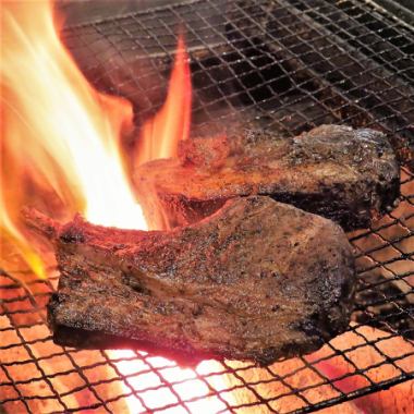 熟練の肉職人が焼き上げる極上の炭火焼