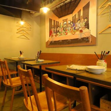 The interior using concrete walls and wood-grained tables and counter seats is designed with a balance in mind so that it is not too cold and does not give too much luxury.The paintings on the wall are designed from the image of Akabane, a place where young and old people gather.