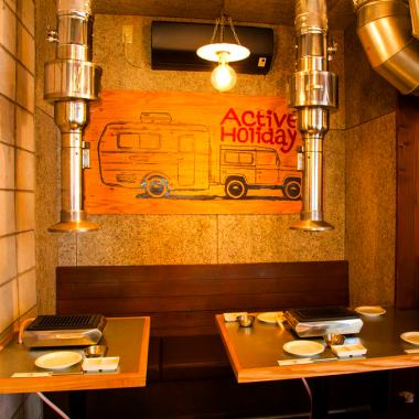 片側ソファー席のお席もご用意。ゆったりお寛ぎ頂ける人気のお席です。居心地の良さにこだわった、お一人様でもふらっと立ち寄りやすい、居酒屋でありながらバルの様な店内になっております。お仕事帰りにサクッと焼肉で1杯もよし、ガッツリ焼肉を味わうご宴会や飲み会もよし◎ご家族連れのお食事も大歓迎です!