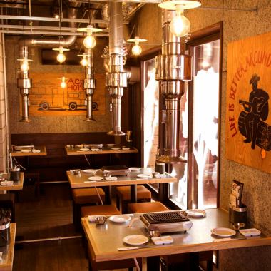 お気軽に楽しんでいただける広々店内です。各種宴会に最適!様々なシーンに対応可能なテーブルのお席をご用意しております。落ち着いた雰囲気ですのでゆったりとこだわりの焼肉、相性抜群のお酒をご堪能いただけます。歓送迎会などのご宴会からプライベートな飲み会まで幅広くご利用ください♪