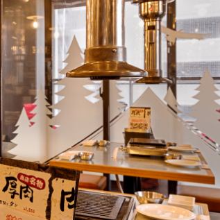 2名様~4名様までご利用頂けるテーブル席をご用意。