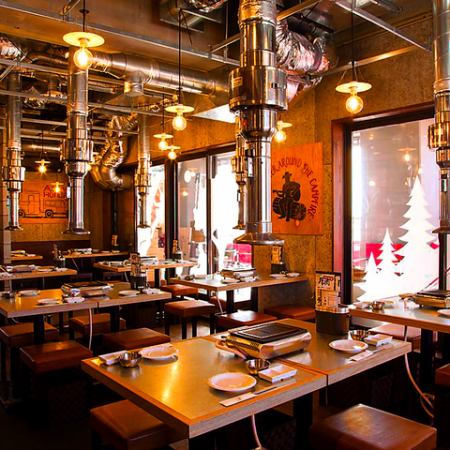 ゆったりとした広い空間で、焼肉とお酒を楽しめます♪