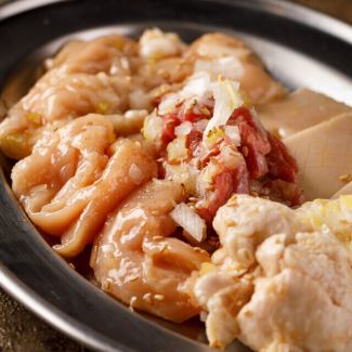 ホルモン盛り合わせ 5種1,012円(税込) 7種1518円(税込)