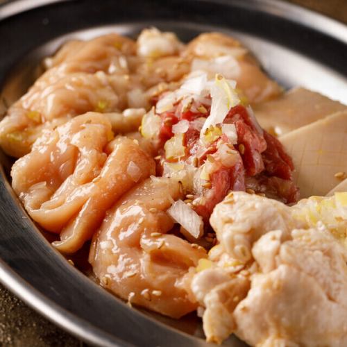 ホルモン盛り合わせ 5種1,012円(税込) 7種1518円(税込)