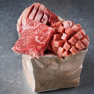 位于 Kosugi M 大厦顶层的美味肉类和内脏餐厅。