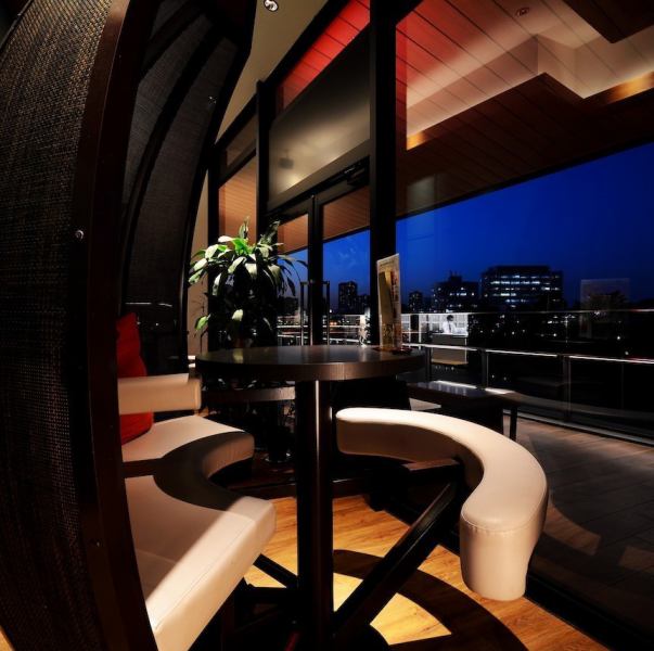 【コクーンシートはデートや親しいご友人とのお食事にもオススメ】コクーンシートでのお食事はより開放的に、ガラス越しに見える乙川を眺めながら特別な時間を過ごしていただけます。季節ごとに特別なひとときをお楽しみください。※画像はイメージになります。コクーンチャージ550円頂戴しております。