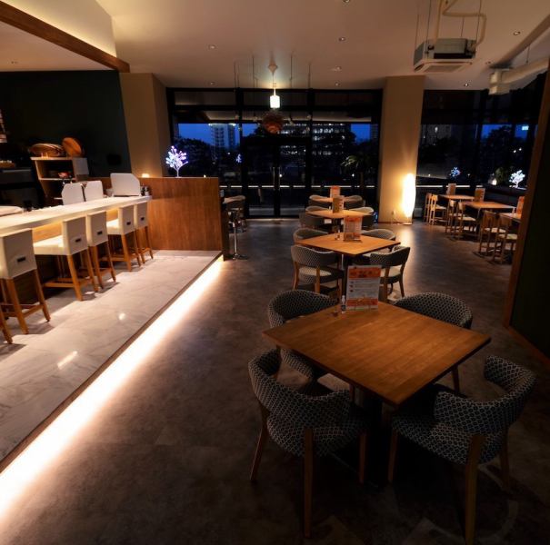 【デート、ご友人、パーティーのお食事など様々な用途でご利用頂けるテーブル席】はお客様の人数、ご希望にあわせてお席を準備することができますので、歓送迎会など大人数でご予約をご希望のお客様はお気軽にお申しつけください。。※画像はイメージになります。テーブルチャージ330円頂戴しております。