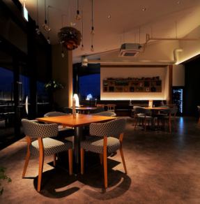 ゆったり座って頂けるソファー席はご友人とのお食事を始め、小さいお子様がいるご家族のお客様にもオススメのお席です。ディナー時のみテーブルチャージ330円頂戴しております。