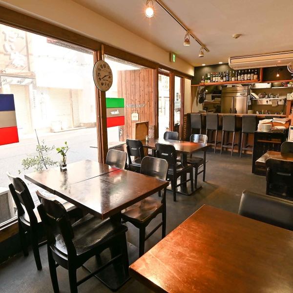 ゆったりとしたテーブル席♪ガラス張りで開放感のある空間はデートや女子会、ご友人とのお食事にぴったりです！団体様・貸切利用のご相談も承ります♪飲み放題コースございます！