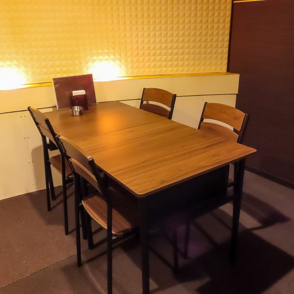 落ち着いた雰囲気の店内には、カウンター10席とテーブル16席を完備しており、心地よい空間が広がります。デートや接待にも最適な環境で、静かな時間を楽しみながらお食事をお過ごしいただけます。特別なひとときを演出するための、居心地の良い空間です。