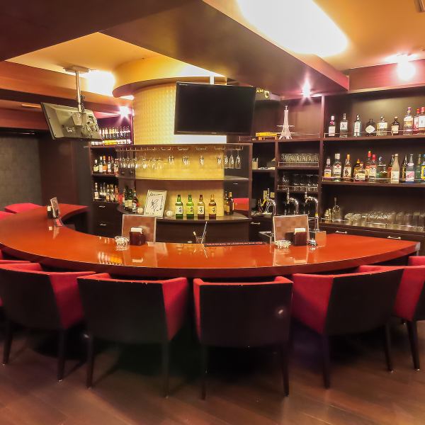 お一人様も大歓迎のカウンター席では、シェフとの会話を楽しみながら、特別な料理を味わうことができます。まるでBarのように気軽に立ち寄れるスタイルで、友人や同僚と共にリラックスした時間を過ごせます。料理の詳細やおすすめをシェフに尋ねる楽しみもあって、特別な体験ができます。