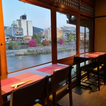 [Recommended window table seats for dates] For 2 people, please spend a special time while looking at the Kamo River! Recommended for dates, anniversaries, birthdays ★