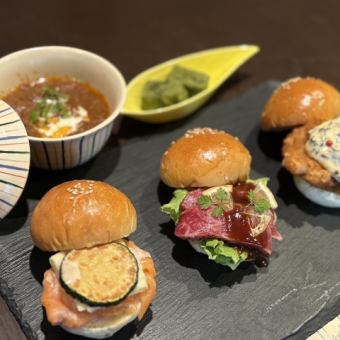 川床で夕暮れを楽しむセイボリーセット「3種のミニバーガーと神戸牛ビーフシチュー」