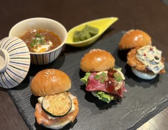 川床で夕暮れを楽しむセイボリーセット「3種のミニバーガーと神戸牛ビーフシチュー」