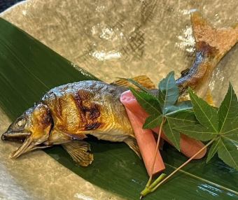 在鴨川河畔露台上，盡享京都夏日風情！露台座位或鴨川河景台【午餐】“鰹魚和香魚套餐 3,993日元”