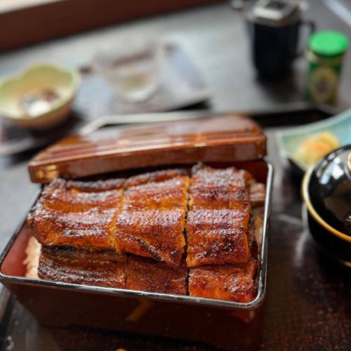 七福が生まれ変わりました！

【本格炭火うなぎをもっと身近に】

をコンセプトに
お腹も心も満たせるうなぎ料理を提供して参ります！

鰻は「三河一色産」
炭は「備長炭」
米は「ハツシモ」

関西風で焼き上げたうなぎは
皮はパリッ、身はふっくらジューシー
に仕上げております。

当店１番人気は【ひつまぶし】です。
うな重やうな丼はもちろん、長焼き・白焼き御膳など
本格炭火うなぎを存分にお楽しみいただける各種料理もご用意してます♪

ご予約は、お電話・ホットペッパーグルメにて承っております。
InstagramのDMではご予約を承っておりませんので、予めご了承ください。

営業時間
11時〜20時（ラストオーダー20時）
（14時〜17時まで御茶処タイム　うなぎ料理もご注文いただけます。）

#小牧市
#炭火うなぎ七福
#鰻屋 
#ひつまぶし 
#名古屋めし