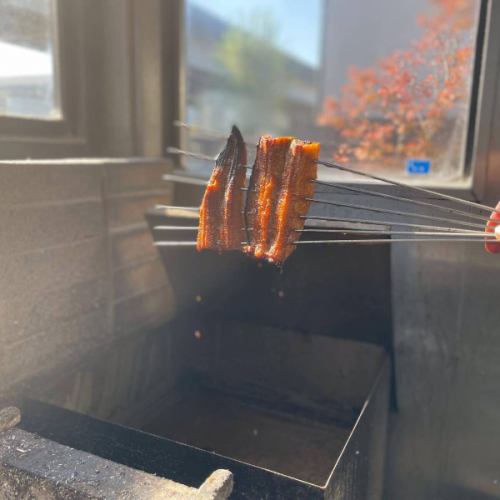 七福重生了！

【让正宗炭烤鳗鱼更容易享用】

基于该概念
我们提供鳗鱼菜肴，定能满足您的胃和心灵！

这条鳗鱼产自三河市一色。
这种木炭是“备长炭”。
米饭是“Hatsushimo”

关西风味烤鳗鱼
外皮酥脆，果肉饱满多汁。
就这样结束了。

我们最受欢迎的菜肴是羊肉包。
除了鳗鱼饭和鳗鱼盖饭，我们还提供长烧和白烧御膳。
我们还提供各种菜肴，让您能够充分享受正宗的炭烤鳗鱼。

可以通过电话或Hot Pepper Gourmet进行预订。
请注意，我们不接受通过 Instagram 私信进行的预订。

营业时间
11:00-20:00（最后点餐时间20:00）
（下午茶时间为下午2点至5点。也可点鳗鱼菜肴。）)

小牧市
#炭烤鳗鱼七福
#鳗鱼餐厅
#三吃
名古屋美食