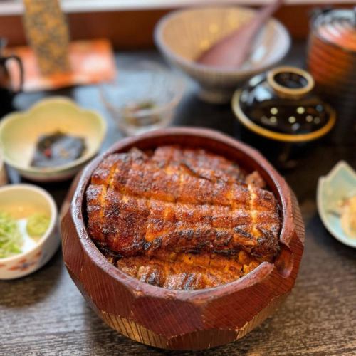 七福重生了！

【让正宗炭烤鳗鱼更容易享用】

基于该概念
我们提供鳗鱼菜肴，定能满足您的胃和心灵！

这条鳗鱼产自三河市一色。
这种木炭是“备长炭”。
米饭是“Hatsushimo”

关西风味烤鳗鱼
外皮酥脆，果肉饱满多汁。
就这样结束了。

我们最受欢迎的菜肴是羊肉包。
除了鳗鱼饭和鳗鱼盖饭，我们还提供长烧和白烧御膳。
我们还提供各种菜肴，让您能够充分享受正宗的炭烤鳗鱼。

可以通过电话或Hot Pepper Gourmet进行预订。
请注意，我们不接受通过 Instagram 私信进行的预订。

营业时间
11:00-20:00（最后点餐时间20:00）
（下午茶时间为下午2点至5点。也可点鳗鱼菜肴。）)

小牧市
#炭烤鳗鱼七福
#鳗鱼餐厅
#三吃
名古屋美食