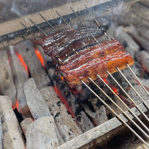 .
小牧市で【備長炭】を使った本格炭火うなぎ料理が楽しめます！

【備長炭】の凄さをご存知ですか？

・安定した火力
・高火力が出せる
・遠赤外線が強い
・脱臭
・お米が美味しく炊ける

などなど備長炭には長所がいっぱいあります！

特に注目したいのが、
【高火力】と【遠赤外線】です。
.
最高温度1000度で、
うなぎの旨味を逃すことなく仕上げることができます。
.
そして遠赤外線は食材の中に入り込み、小骨にまで火が入るので
【小骨が気になりにくくなる】
という効果が得られます！

これにより、備長炭で焼いた関西風のうなぎは
皮はパリッと、身はふっくらジューシーに仕上がります！
また、うなぎの脂やタレが滴り落ちて煙になり
その煙をうなぎに纏わせることで香ばしい炭火の香りも楽しめます。

小牧市で【備長炭】を使った本格炭火うなぎ料理を召し上がりませんか？

ーーーーーーーーーーーーーーーーーーーーーーーーーーーーー
ご予約は、お電話・ホットペッパーグルメにて承っております。
InstagramのDMではご予約を承っておりませんので、予めご了承ください。

営業時間
11時〜20時（ラストオーダー20時）
（14時〜17時まで御茶処タイム　うなぎ料理もご注文いただけます。）

#備長炭 
#小牧グルメ 
#炭火うなぎ七福 
#鰻屋 
#名古屋めし