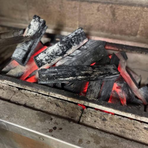 .
小牧市で【備長炭】を使った本格炭火うなぎ料理が楽しめます！

【備長炭】の凄さをご存知ですか？

・安定した火力
・高火力が出せる
・遠赤外線が強い
・脱臭
・お米が美味しく炊ける

などなど備長炭には長所がいっぱいあります！

特に注目したいのが、
【高火力】と【遠赤外線】です。
.
最高温度1000度で、
うなぎの旨味を逃すことなく仕上げることができます。
.
そして遠赤外線は食材の中に入り込み、小骨にまで火が入るので
【小骨が気になりにくくなる】
という効果が得られます！

これにより、備長炭で焼いた関西風のうなぎは
皮はパリッと、身はふっくらジューシーに仕上がります！
また、うなぎの脂やタレが滴り落ちて煙になり
その煙をうなぎに纏わせることで香ばしい炭火の香りも楽しめます。

小牧市で【備長炭】を使った本格炭火うなぎ料理を召し上がりませんか？

ーーーーーーーーーーーーーーーーーーーーーーーーーーーーー
ご予約は、お電話・ホットペッパーグルメにて承っております。
InstagramのDMではご予約を承っておりませんので、予めご了承ください。

営業時間
11時〜20時（ラストオーダー20時）
（14時〜17時まで御茶処タイム　うなぎ料理もご注文いただけます。）

#備長炭 
#小牧グルメ 
#炭火うなぎ七福 
#鰻屋 
#名古屋めし