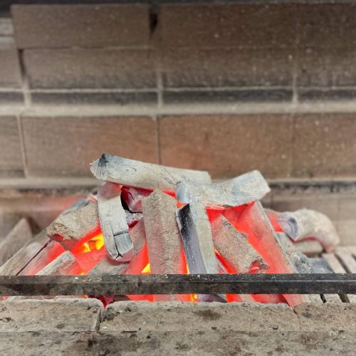 .
小牧市で【備長炭】を使った本格炭火うなぎ料理が楽しめます！

【備長炭】の凄さをご存知ですか？

・安定した火力
・高火力が出せる
・遠赤外線が強い
・脱臭
・お米が美味しく炊ける

などなど備長炭には長所がいっぱいあります！

特に注目したいのが、
【高火力】と【遠赤外線】です。
.
最高温度1000度で、
うなぎの旨味を逃すことなく仕上げることができます。
.
そして遠赤外線は食材の中に入り込み、小骨にまで火が入るので
【小骨が気になりにくくなる】
という効果が得られます！

これにより、備長炭で焼いた関西風のうなぎは
皮はパリッと、身はふっくらジューシーに仕上がります！
また、うなぎの脂やタレが滴り落ちて煙になり
その煙をうなぎに纏わせることで香ばしい炭火の香りも楽しめます。

小牧市で【備長炭】を使った本格炭火うなぎ料理を召し上がりませんか？

ーーーーーーーーーーーーーーーーーーーーーーーーーーーーー
ご予約は、お電話・ホットペッパーグルメにて承っております。
InstagramのDMではご予約を承っておりませんので、予めご了承ください。

営業時間
11時〜20時（ラストオーダー20時）
（14時〜17時まで御茶処タイム　うなぎ料理もご注文いただけます。）

#備長炭 
#小牧グルメ 
#炭火うなぎ七福 
#鰻屋 
#名古屋めし