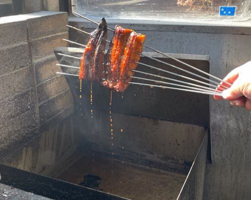 .
秘伝のタレをちょっとだけ公開！？

当店のタレは原材料にこだわり、
愛知県産のみりんと
厳選されたクセのない醤油をベースに
改良を重ね、
今日まで継ぎ足された秘伝のタレです！

上品ながらも深みのあるタレは、
うなぎの美味しさを一層引き立て
辛過ぎず甘過ぎずちょうど良い味は
ご飯との相性も抜群！
焼き上げた時の香ばしさはさらに食欲をそそります♪

また当店のタレは

［ひつまぶしとの相性を1番に］

考えられて作られているため、
お出汁と合わせることで
味の相互作用が働き、
より旨味を感じていただけます！

店内では追加のタレをご準備しております。
お好みの濃さでお召し上がりください♪

ーーーーーーーーーーーーーーーーーーーーーーーーーーーーー
ご予約は、お電話・ホットペッパーグルメにて承っております。
InstagramのDMではご予約を承っておりませんので、予めご了承ください。

営業時間
11時〜20時（ラストオーダー20時）
（14時〜17時まで御茶処タイム　うなぎ料理もご注文いただけます。）

#小牧市
#炭火うなぎ七福
#鰻屋 
#秘伝のタレ 
#蒲焼き
