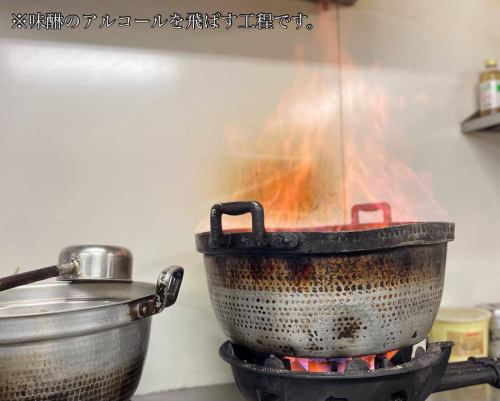 .
秘伝のタレをちょっとだけ公開！？

当店のタレは原材料にこだわり、
愛知県産のみりんと
厳選されたクセのない醤油をベースに
改良を重ね、
今日まで継ぎ足された秘伝のタレです！

上品ながらも深みのあるタレは、
うなぎの美味しさを一層引き立て
辛過ぎず甘過ぎずちょうど良い味は
ご飯との相性も抜群！
焼き上げた時の香ばしさはさらに食欲をそそります♪

また当店のタレは

［ひつまぶしとの相性を1番に］

考えられて作られているため、
お出汁と合わせることで
味の相互作用が働き、
より旨味を感じていただけます！

店内では追加のタレをご準備しております。
お好みの濃さでお召し上がりください♪

ーーーーーーーーーーーーーーーーーーーーーーーーーーーーー
ご予約は、お電話・ホットペッパーグルメにて承っております。
InstagramのDMではご予約を承っておりませんので、予めご了承ください。

営業時間
11時〜20時（ラストオーダー20時）
（14時〜17時まで御茶処タイム　うなぎ料理もご注文いただけます。）

#小牧市
#炭火うなぎ七福
#鰻屋 
#秘伝のタレ 
#蒲焼き