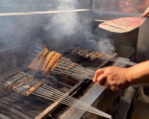 .
秘伝のタレをちょっとだけ公開！？

当店のタレは原材料にこだわり、
愛知県産のみりんと
厳選されたクセのない醤油をベースに
改良を重ね、
今日まで継ぎ足された秘伝のタレです！

上品ながらも深みのあるタレは、
うなぎの美味しさを一層引き立て
辛過ぎず甘過ぎずちょうど良い味は
ご飯との相性も抜群！
焼き上げた時の香ばしさはさらに食欲をそそります♪

また当店のタレは

［ひつまぶしとの相性を1番に］

考えられて作られているため、
お出汁と合わせることで
味の相互作用が働き、
より旨味を感じていただけます！

店内では追加のタレをご準備しております。
お好みの濃さでお召し上がりください♪

ーーーーーーーーーーーーーーーーーーーーーーーーーーーーー
ご予約は、お電話・ホットペッパーグルメにて承っております。
InstagramのDMではご予約を承っておりませんので、予めご了承ください。

営業時間
11時〜20時（ラストオーダー20時）
（14時〜17時まで御茶処タイム　うなぎ料理もご注文いただけます。）

#小牧市
#炭火うなぎ七福
#鰻屋 
#秘伝のタレ 
#蒲焼き
