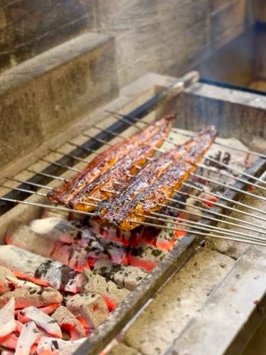 こんにちは
炭火うなぎ七福です

1月27日は寒の土用の丑の日

あまり知られていないですが、
冬にも土用の丑の日があるんです！

体力を蓄え、寒さを乗り越え、
春に向けての大切な節目になります

「う」が付く食べ物はたくさんありますが
栄養満点、滋養強壮には鰻が一番効果的！
鰻を食べてこの冬を乗り越えましょう

皆様のご来店お待ちしております

＃土用の丑の日
＃小牧グルメ
＃ご馳走
#炭火うなぎ七福
#うなき