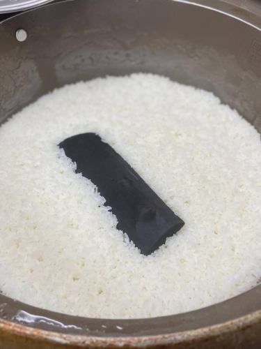 .
Hatsushimo, known as the "phantom rice"!?

Grown in neighboring Gifu Prefecture
[Hatsushimo] is
It is rarely cultivated outside of Gifu Prefecture.

"Phantom rice"

Apparently, that's what they say!

We use this Hatsushimo at our store!
Moderate sweetness and good viscosity
And above all

Large grains with a satisfying texture

The large, satisfying Hatsushimo
Perfect for Hitsumabushi, Unaju and Unadon.
Its presence is even more
It really brings out the deliciousness of eel dishes!

moreover
At our restaurant, we use binchotan charcoal to cook rice,
It's cooked fluffy and delicious!

Please pay attention not only to the eel but also to the rice.

------------------------------------------------------------------
Reservations can be made by phone or via Hot Pepper Gourmet.
Please note that we do not accept reservations via Instagram DM.

business hours
11:00-20:00 (last order 20:00)
(Tea time from 2pm to 5pm. Eel dishes can also be ordered.)

#Komaki City
#CharcoalGrilledEelShichifuku
#Eel restaurant
#Komaki Gourmet
#white rice